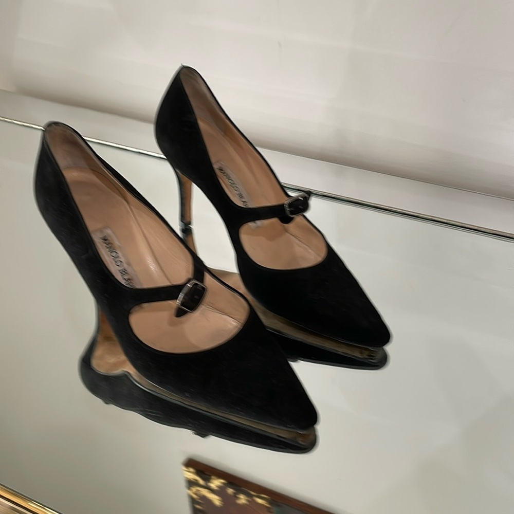 Vintage Manolo Blahnik Mary Jane pointed toe pumps Size 37